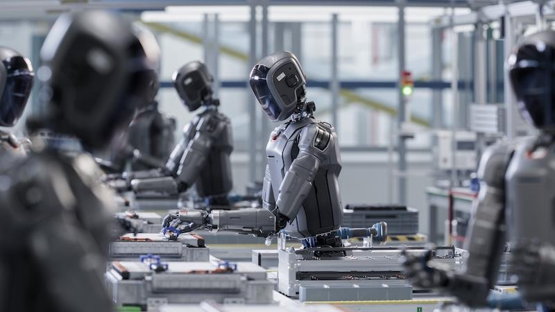 Robot umanoidi in una linea di produzione automatizzata