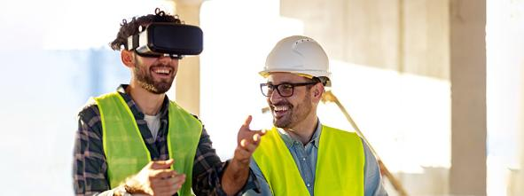 Lavoratori in cantiere con visore VR e casco di sicurezza